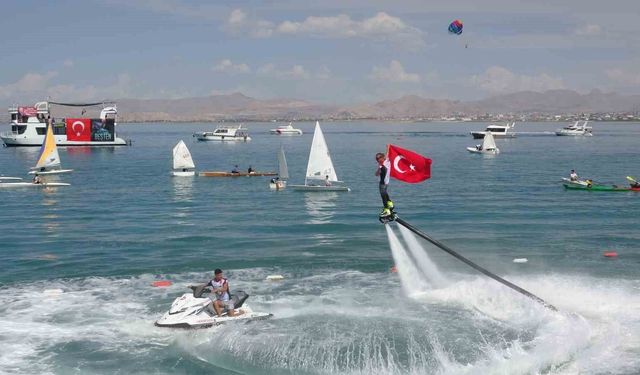 Van'da GölFest heyecanı: Türk bayrağıyla flyboard gösterisi nefes kesti