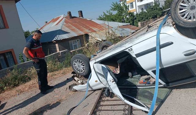 Van'da otomobil istinat duvarından düştü; 1 yaralı