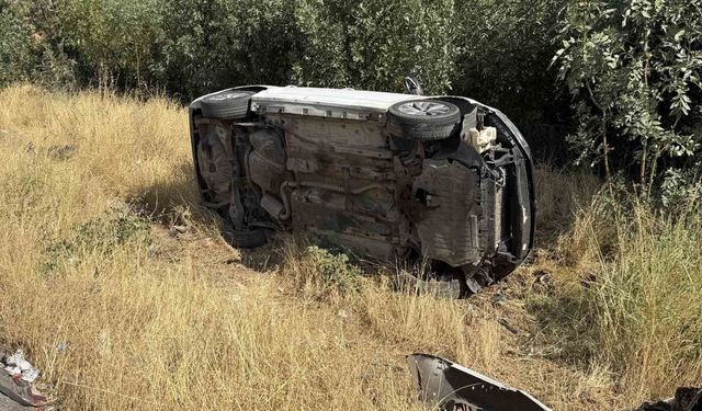 Virajı alamayan sürücünün otomobili devrildi