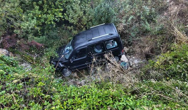 Yağış nedeniyle kontrolden çıkan hafif ticari araç şarampole uçtu: 1 yaralı