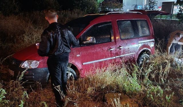 Yağışlı havada yoldan çıkan hafif ticari araç devrildi: 2 yaralı