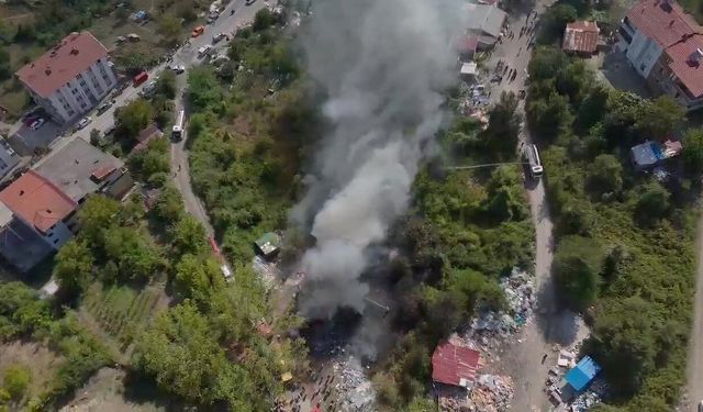 Yakılan lastikler çöpleri tutuşturdu, gökyüzünü duman kapladı