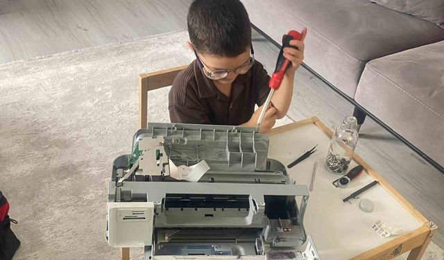 Yaşıtları oyuncaklarla oynarken 4 yaşındaki Eymen elektronik aletleri söküp inceliyor