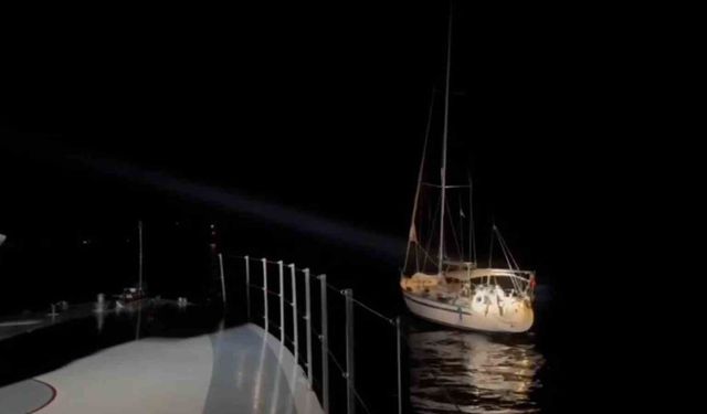 Yelkenli teknede 11 düzensiz göçmen ile 2 göçmen kaçakçısı yakalandı