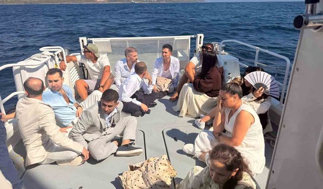 Yelkenli teknede düzensiz göçmenler ve yabancı uyruklu 2 göçmen kaçakçısı yakalandı