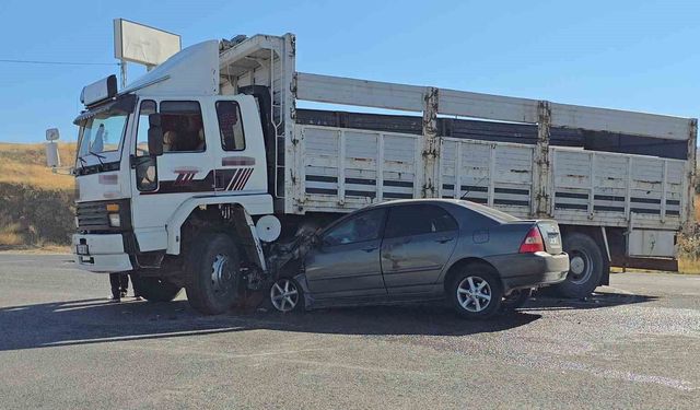 Yozgat'ta kamyonla çarpışan otomobilin sürücüsü yaralandı