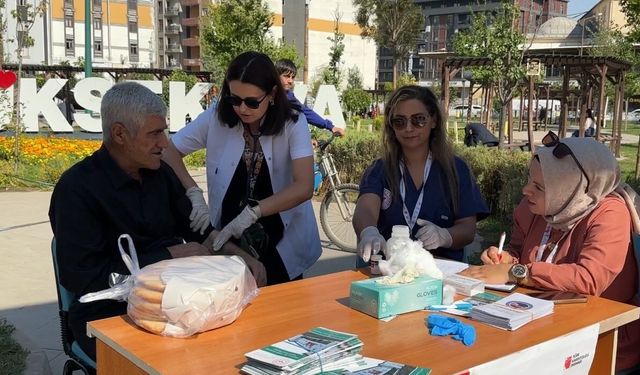 Yüksekova'da parkta sağlık molası: Vatandaşlar tansiyon ve şeker ölçümü için akın etti