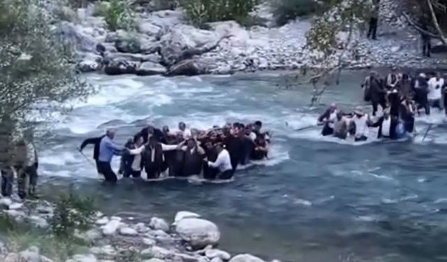 Yüksekova'da sarp arazide acı haber: Hayatını kaybeden adamın cenazesi dereden geçirilip omuzlarda taşındı