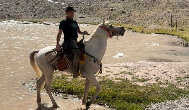 Yüksekova'nın zirvelerinde sıra dışı keşif: Cilo ve Sat dağlarını at sırtında gezdiler