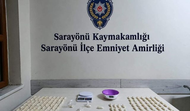 Yutarak vücutlarında getirdikleri uyuşturucular polisten kaçmadı