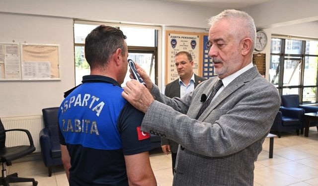 Zabıta amirliğine terfi eden personelin rütbesini Başkan Başdeğirmen taktı