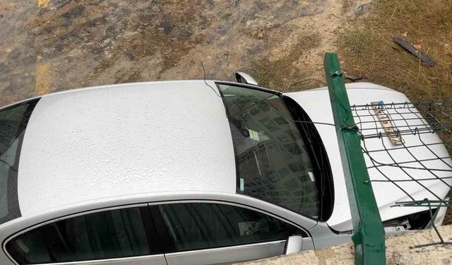 Zeytinburnu'nda Koç Üniversitesi Hastanesi'nin otoparkında aracını yanaştırırken aşağı düştü