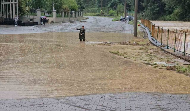 Zonguldak'ta sağanak sonrası dere taştı, sanayi sitesini su bastı