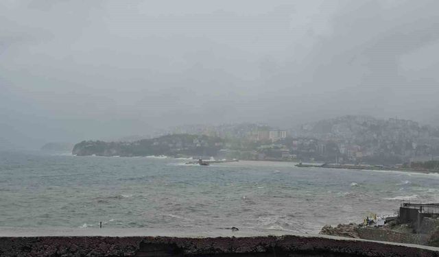 Zonguldak'ta sağanak ve fırtına: Liman sarıya büründü
