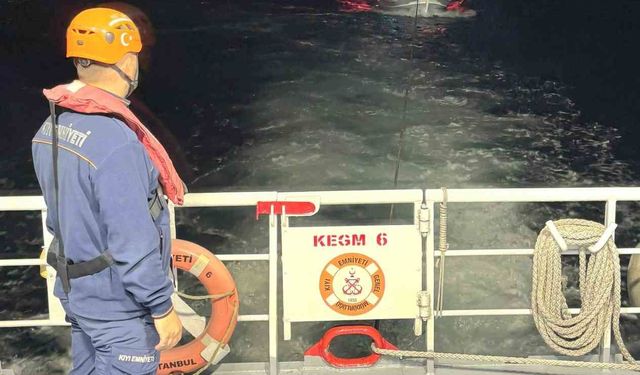 1915 Çanakkale Köprüsü önlerinde sürüklenen teknedeki 2 kişi kurtarıldı