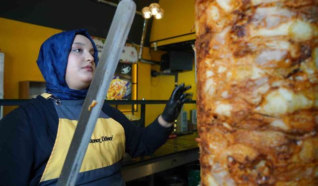 20 yaşındaki döner ustası kadın erkeklere taş çıkartıyor
