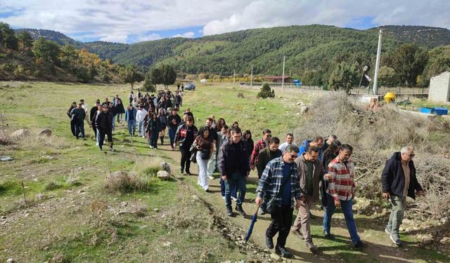 200 öğrenci 850 yıllık sırrı çözmek için savaş alanında ders işledi