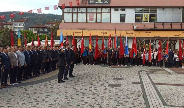 29 Ekim kutlamaları çelenk sunumu ile başladı