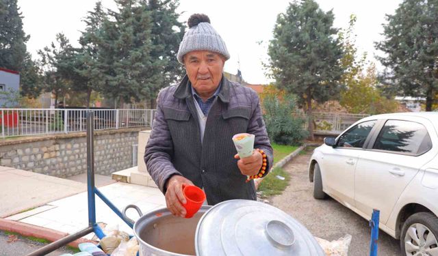 35 yıldır el arabasıyla sokak sokak dolaşıp nohut satıyor