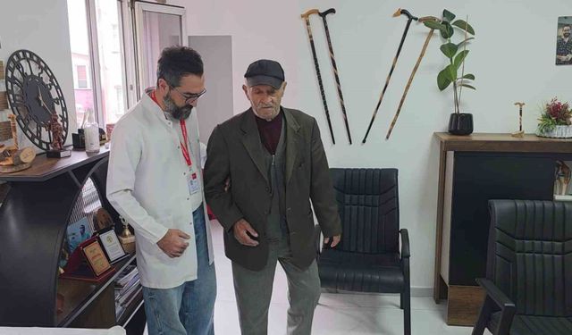 72 yaşındaki emekli madenci, yapay deri işlevi gören materyalle ayağa kalktı