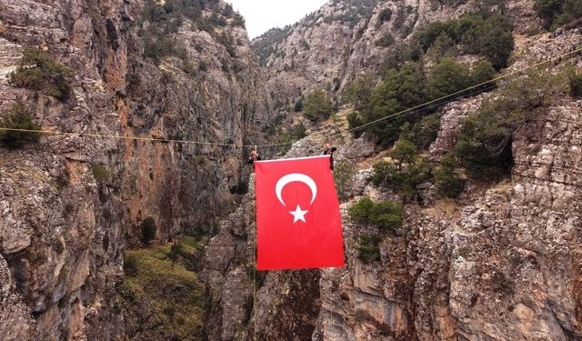 Acıpayam Kanyonunda dev Türk bayrağı dalgalandırıldı