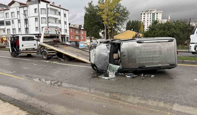 Ağaca çarpan araç yan yattı: 4 yaralı