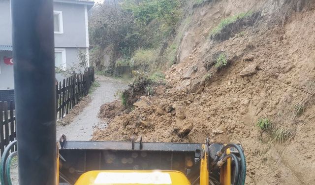 Akçakoca'da toprak kayması sonrası yol güvenliği sağlandı