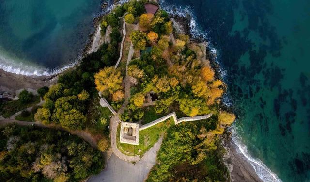 Akçakoca'daki Ceneviz Kalesi sonbahar renklerine büründü