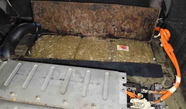 Akünün altına gizlenen 4 kilo 560 kilo esrar ele geçirildi