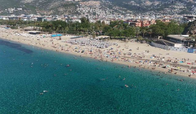 Alanya'da yazdan kalma gün: Ekim ayı sonunda deniz keyfi yaşanıyor