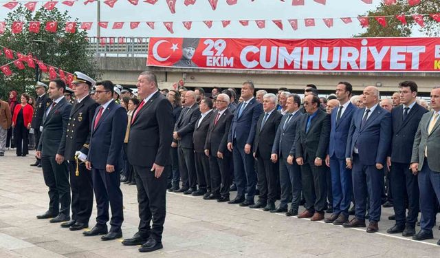 Alaplı'da Cumhuriyet Bayramı'nın 103. yılı çelenk töreniyle kutlandı