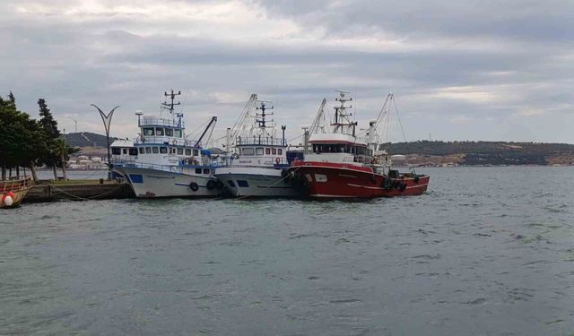 Aliağa'da poyraz fırtınası balıkçıları limana bağladı