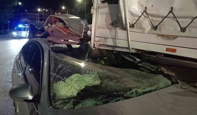 Amasya'da kamyonete çarpan otomobil hurdaya döndü: 1 yaralı