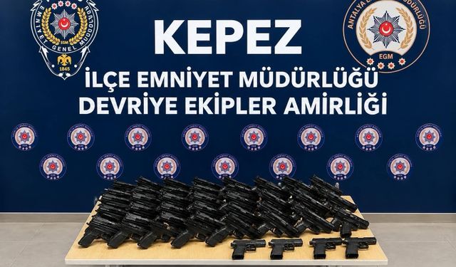 Antalya'da 32 tabanca ve 30 şarjör ele geçirildi