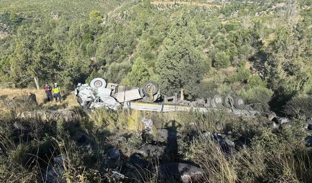 Antalya'da kömür yüklü tır şarampole devrildi: 2 yaralı