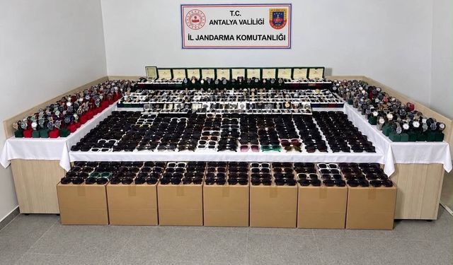Antalya'da piyasa değeri yaklaşık 5 milyon TL olan kaçak gözlük ve saat ele geçirildi