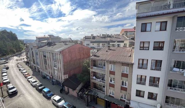Apartmanların arasında kalan evini satmıyor, yarım asırlık hatıralarla yaşıyor