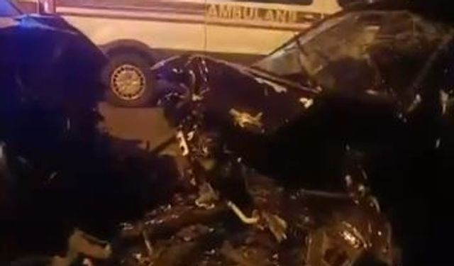 Ardahan'da otomobil ile hafif ticari araç kafa kafaya çarpıştı: 5 yaralı