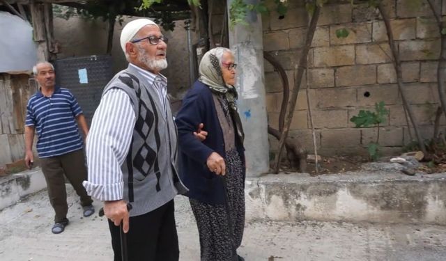 Aşkları Cumhuriyet'in ilk yıllarına dayanıyor: 95 yaşındaki çift, 72 yıllık evliliğiyle yıllara meydana okuyor