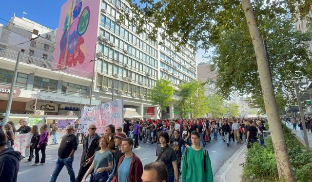 Atina'da 10 binden fazla öğrenci ve öğretmen eğitim sistemindeki kronik sorunlara karşı yürüdü