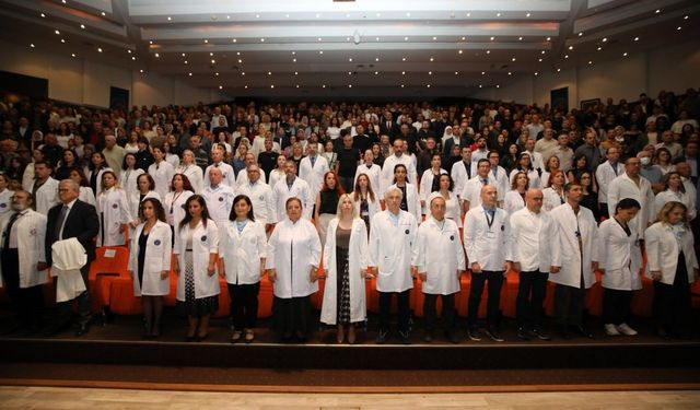 AÜ'de 330 hekim adayı beyaz önlüklerini törenle giydi