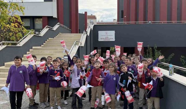Aydın'da minik öğrenciler Cumhuriyet Bayramı coşkusunu kütüphanede yaşadı