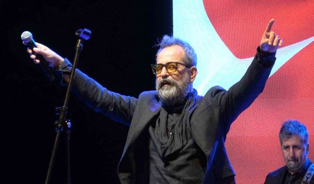 Ayvalık'ta 21. Uluslararası Zeytin Hasat Festivali'nde Feridun Düzağaç sahne aldı