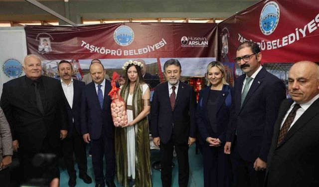 Bakan Yumaklı'ya, Taşköprü sarımsağı hediye edildi