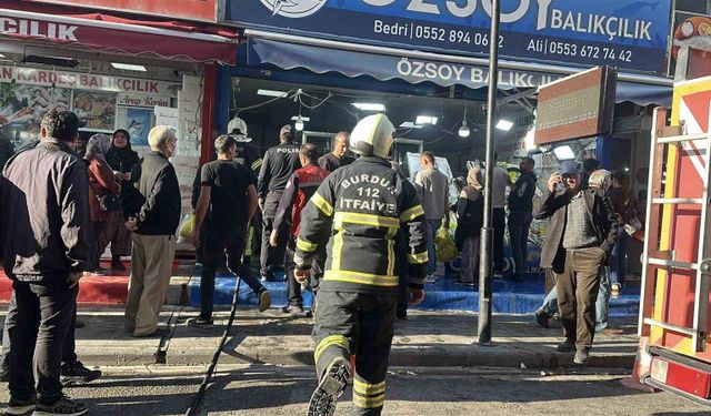 Balıkçının bacasında yangın çıktı, tezgahta satışlar durmadı