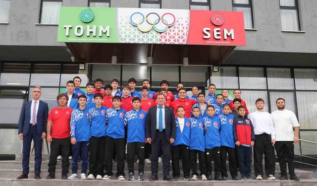 Balkan Şampiyonu güreşçiler için pasta kesildi