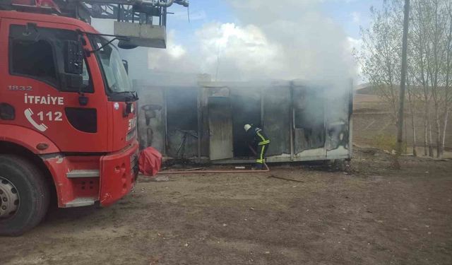 Başkale'de konteynerde çıkan yangın paniğe neden oldu