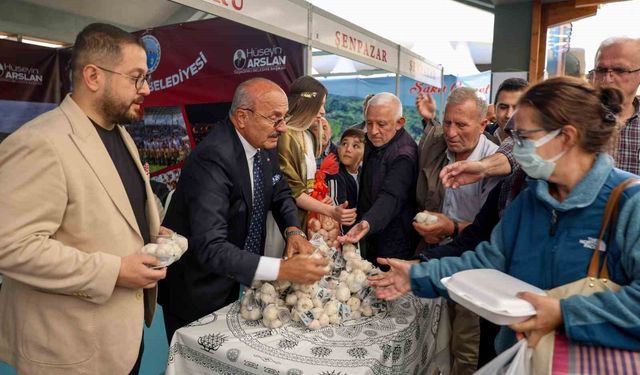 Başkan Arslan, Ankara'da vatandaşlarla Taşköprü sarımsağı dağıttı