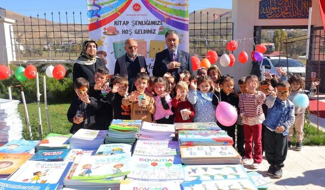 Bayburt'ta minik öğrenciler kumbaralarındaki harçlıklarla kitap aldı