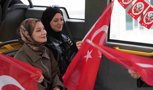 Belediye otobüsünde 29 Ekim Cumhuriyet Bayramı coşkusu